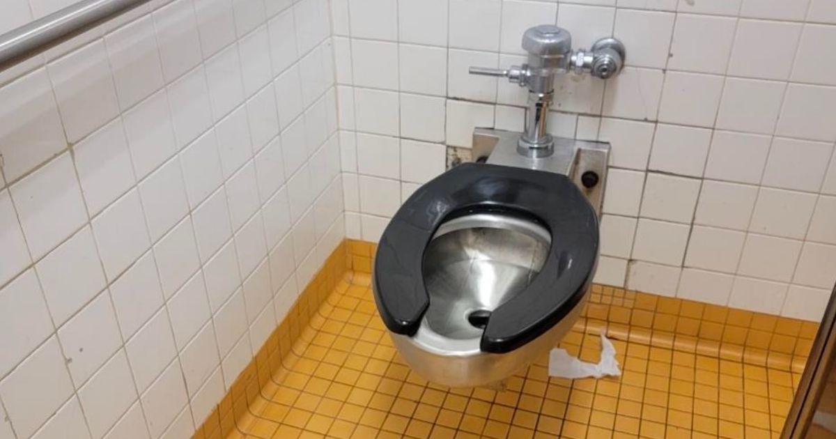 Velká novinka z metra: V desítkách stanic se konečně objevily toaletní sedátka