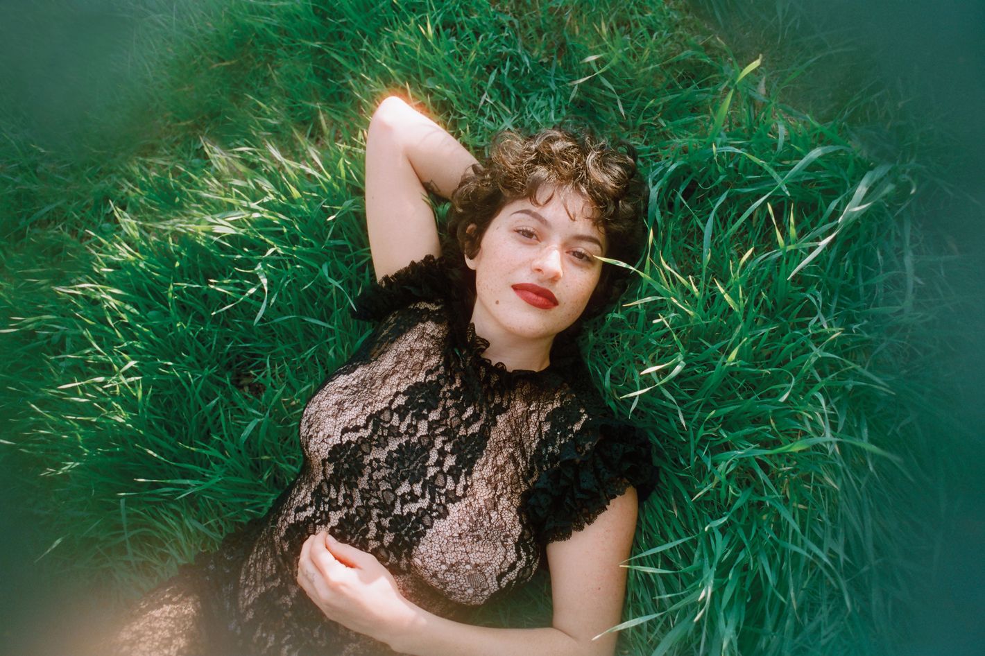 Alia Shawkat Has Never Been a 'Clean-Haired Girl' .