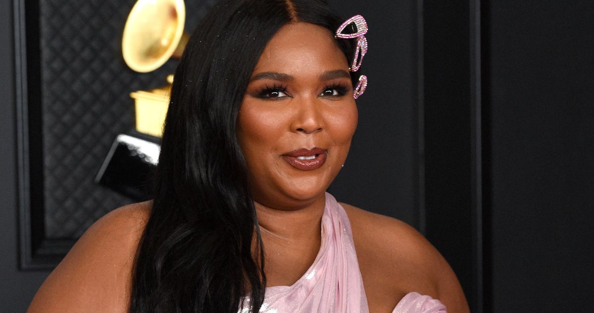 Lizzo slips into Chris DM’s DMs, shoots her lap