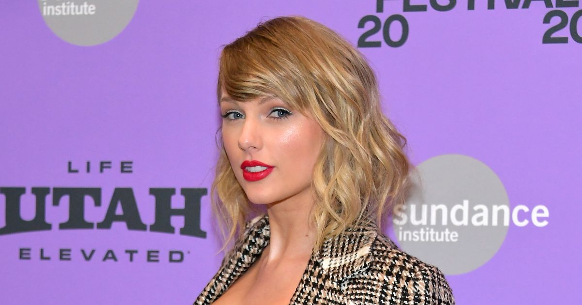 泰勒絲 (Taylor Swift) 在合唱中添加優美的聲音告訴你請留在地獄裡