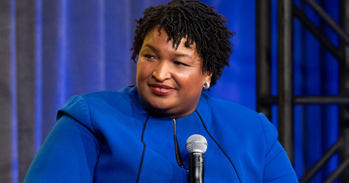 MSNBC 的 Chris Hayes 正在與史黛西艾布拉姆斯 (Stacey Abrams) 進行現場播客錄音