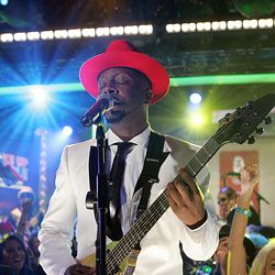 Wyclef occasionally stops rocking to have lunch.