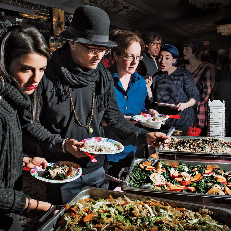 左侧的Carleigh Bettiol和合奏的塞思·斯图尔特（Seth Stewart）。