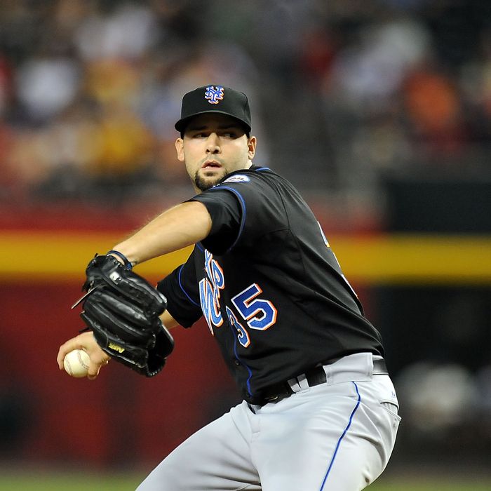 Starting Pitcher Dillon Gee #35 of the New York Mets delivers a pitch against the Arizona Diamondbacks at Chase Field on August 12, 2011 in Phoenix, Arizona.