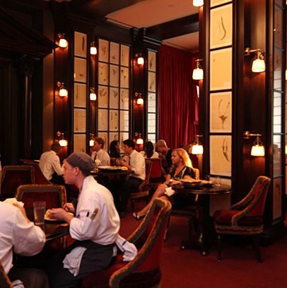 工作人员，在餐厅吃饭。