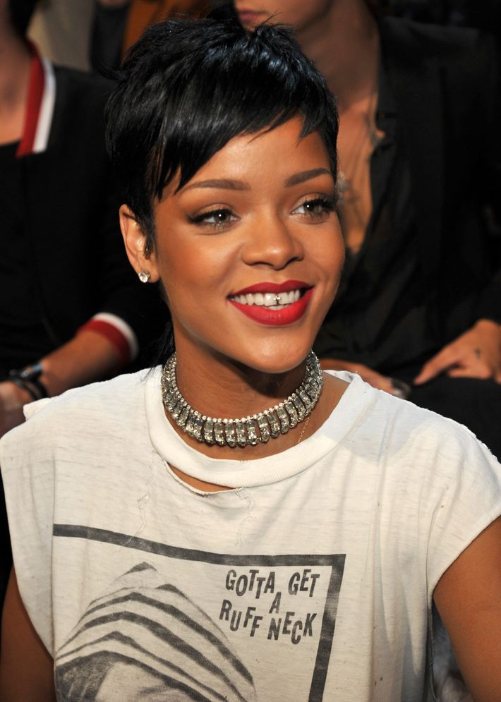 Cccd8263fd438e6ea30eaf342b8e93ce3b 03 Celeb Grills Rihanna.w710 