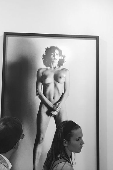 Helmut Newton and crowd.