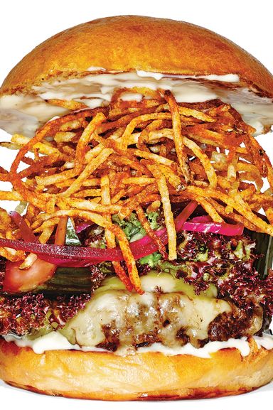 El Colmado butcher 's Hamburguesa with Bacon and Cheese，售价16美元的谢默斯·穆伦(Seamus Mullen)的“肉店汉堡”满足了所有必须的土食主义者的要求(纽约州肉类、家腌培根、家腌蔬菜)，以及所有人们希望得到的感官上的满足，这在一定程度上要归功于混合料和面包中额外的牛肉脂肪。