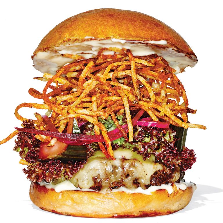 El Colmado butcher 's Hamburguesa with Bacon and Cheese，售价16美元的谢默斯·穆伦(Seamus Mullen)的“肉店汉堡”满足了所有必须的土食主义者的要求(纽约州肉类、家腌培根、家腌蔬菜)，以及所有人们希望得到的感官上的满足，这在一定程度上要归功于混合料和面包中额外的牛肉脂肪。