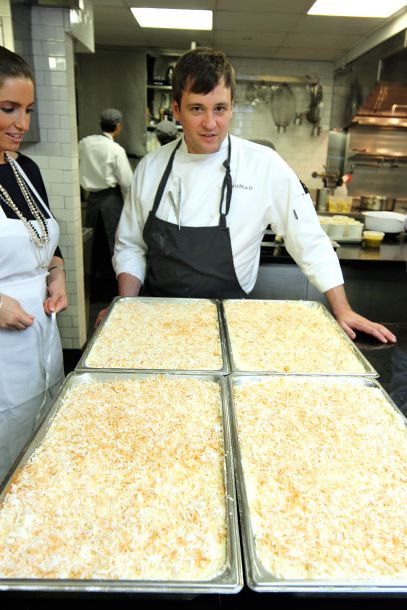 糕点师马克·韦尔克贡献了四盘酒店用的椰子奶油派，由黄色蛋糕、奶油芝士糖霜和烤椰子片制成。他的精锐糕点厨师团队还为每周日举行的“熟食日”家庭聚餐制作烤肉、馕饼、饼干、玉米面包、面包布丁、法兰绒蛋糕和黑麦面包。