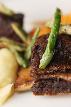 慢煮的shortribs与Yuca＆Yam Puree，Okra tempura