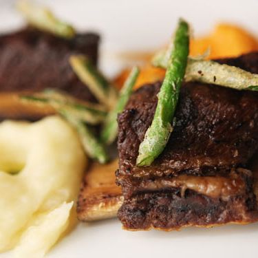 慢煮的shortribs与Yuca＆Yam Puree，Okra tempura