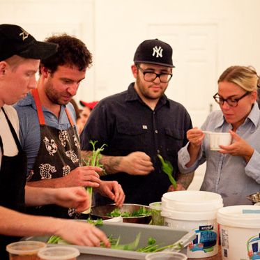 主厨Hugue Dufour(左中)，Sarah Obraitis(右)和M. Wells团队。