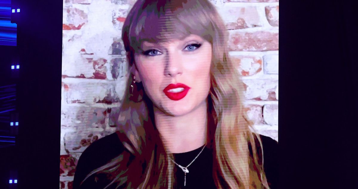 What Did Taylor Swift Wear to the iHeartRadio Music Awards?