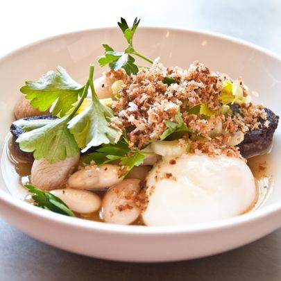 gigante豆配血香肠，面包屑和荷包蛋。