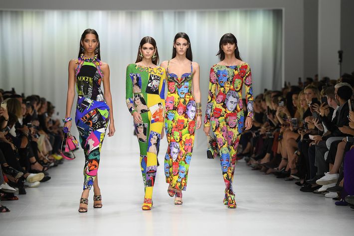 90s Supermodels Reunite at Versace Runway To Honor Gianni Versace - Gianni  Versace Tribute Milan Fashion Week