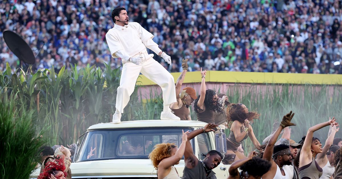 “Ranking Super Bowl Halftime Shows: Honoring American Values and Entertainment Excellence”