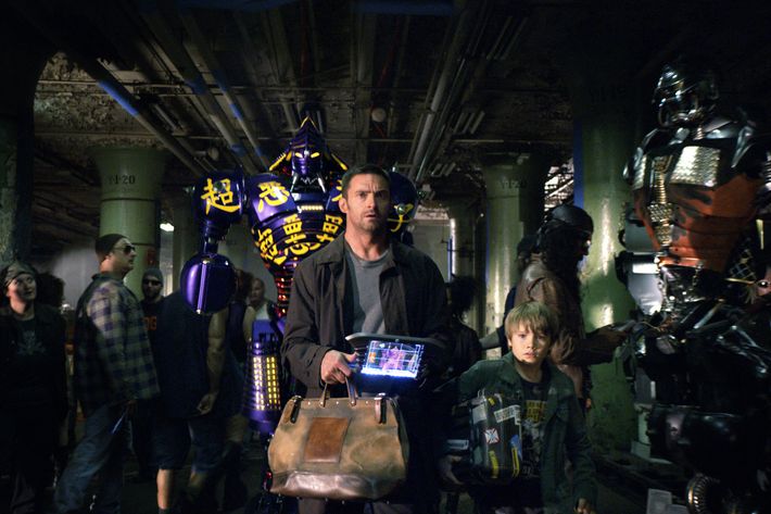 "REAL STEEL"

RS-FF-006

Down-on-his-luck fight promoter Charlie Kenton (Hugh Jackman, left) and his son, Max (Dakota Goyo, right) enter their star robot boxer Noisy Boy in a match at the Crash Palace in DreamWorks Pictures' action drama "Real Steel".

?DreamWorks II Distribution Co., LLC. ?All Rights Reserved.