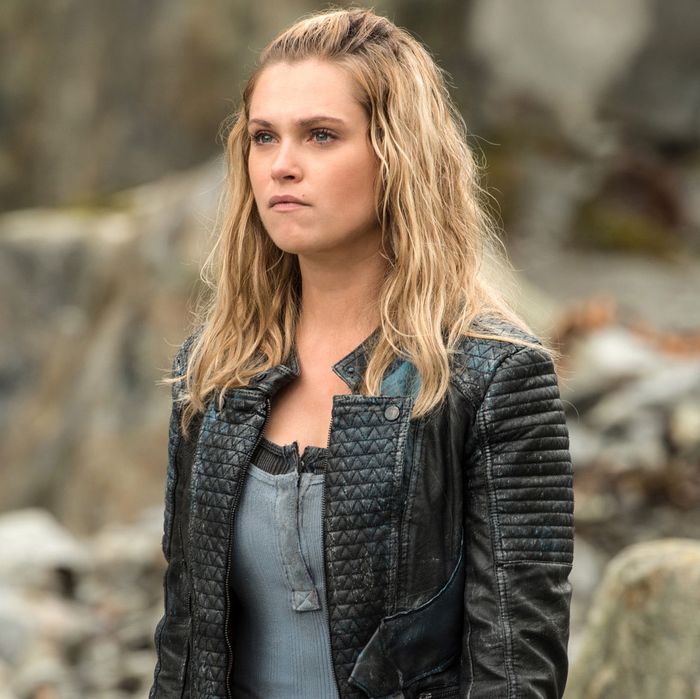 Eliza Taylor as Clarke. 