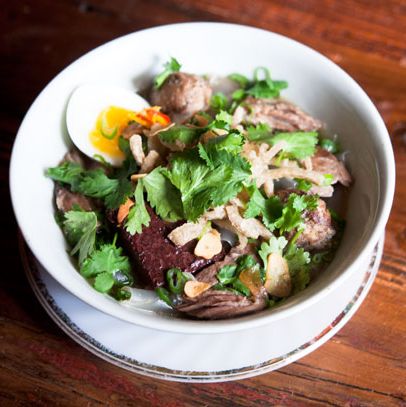 红烧猪肩、牛舌、脆脑血糕配米粉，配肉桂蒜汤和橙椒醋。