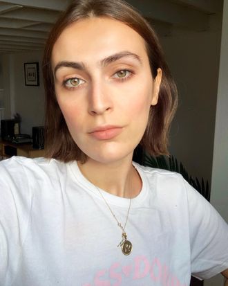 Light makeup and you're good to go : r/selfie