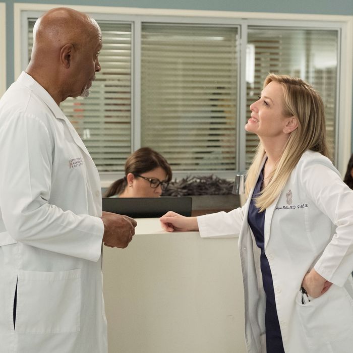 Grey S Anatomy Recap Season 14 Episode 23 Cold As Ice