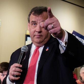 Chris Christie campaigns in New Hampshire ahead of primary