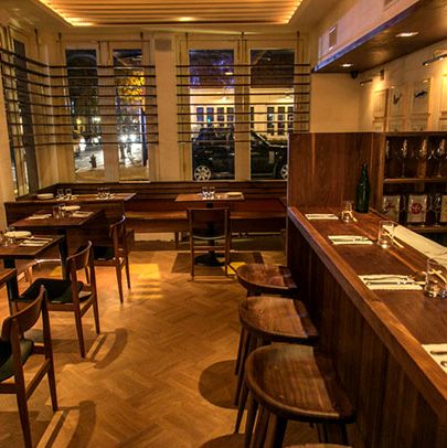 餐厅里摆满了成品木材。