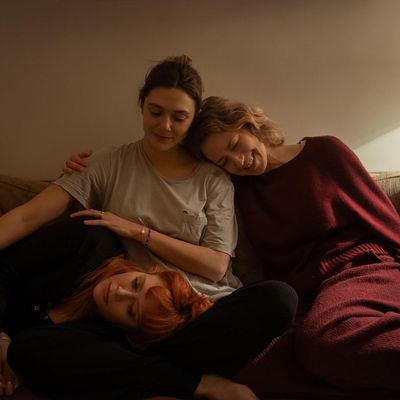 Natasha Lyonne, Elizabeth Olsen and Carrie Coon in His Three Daughters.