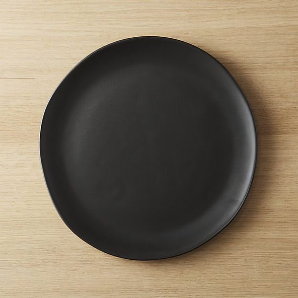 https://pyxis.nymag.com/v1/imgs/fe5/53e/8c28a0abff06ed2daf01b1435eebf8f314-crisp-matte-black-dinner-plate.w600.jpg