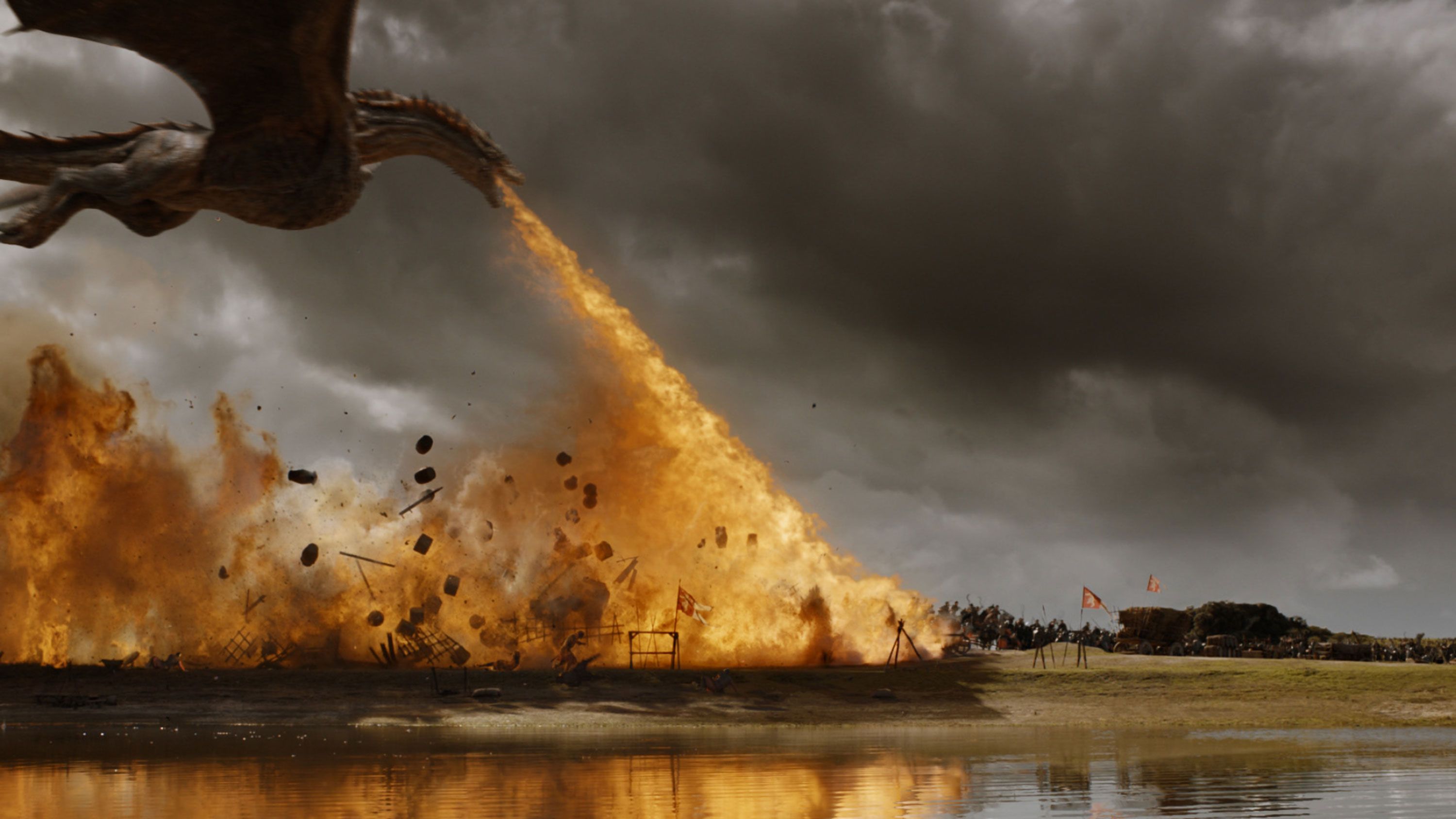 O dragão cuspindo fogo, atacando  exercito Lannister.
