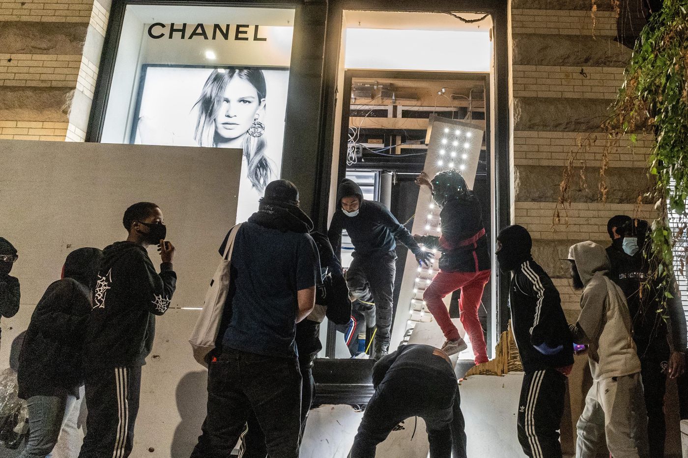 Looters Hit Luxury Retailers In Lower Manhattan