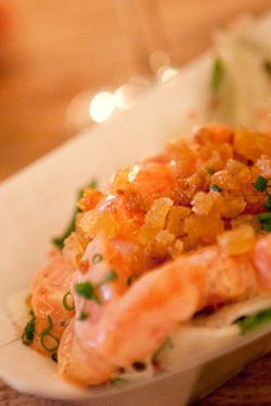 茴香沙拉配上亚洲风味的三文鱼、芝麻油、天妇罗和辣味蛋黄酱。