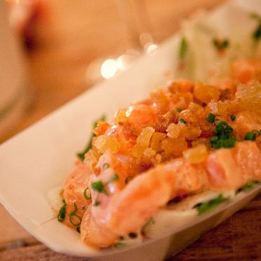 茴香沙拉配上亚洲风味的三文鱼、芝麻油、天妇罗和辣味蛋黄酱。