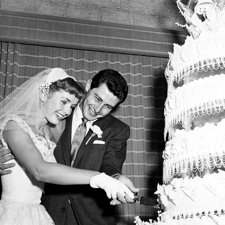 11 Famous New York Couples With Their Wedding Cakes