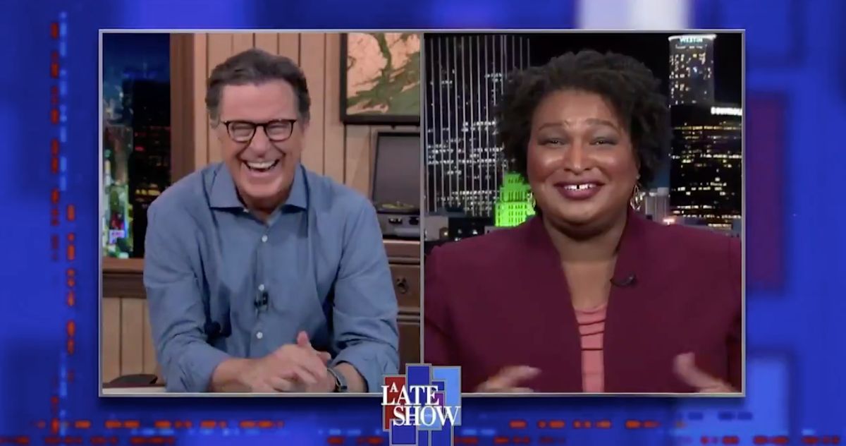 史黛西·艾布拉姆斯 (Stacey Abrams) 在白宮告別“腐爛的橙色威脅”科爾伯特