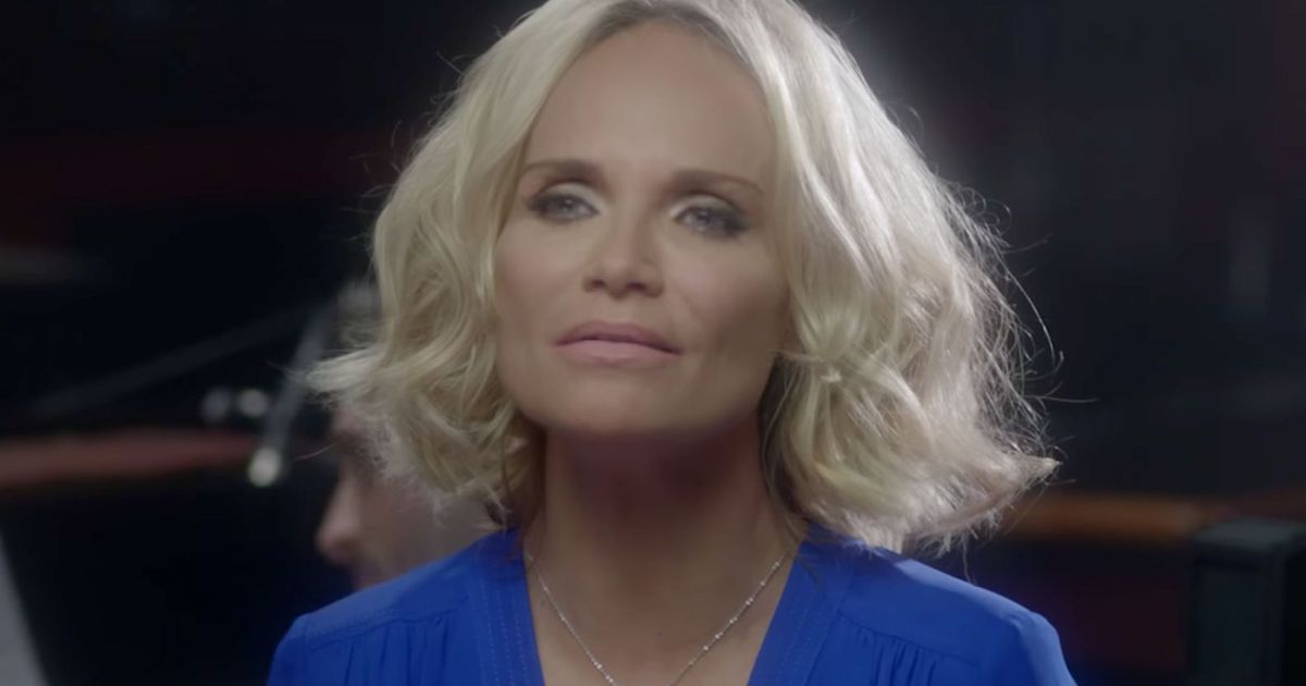 克里斯汀肯諾維斯 (Kristin Chenoweth) 和伊迪娜門澤爾 (Idina Menzel) 重聚，演唱《For Good》邪惡;這很好，所以為了你自己的利益而觀看它，我們好嗎？