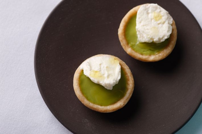 A sweet-pea-and-wasabi tartlet with mint cream.
