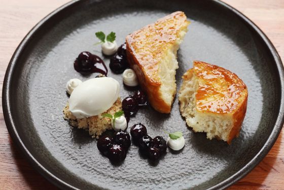 The caramelized milk bread.